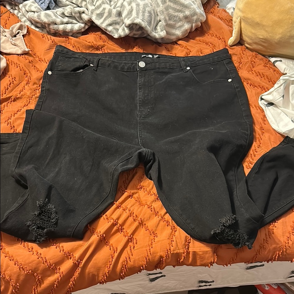 NWOT Boohoo Black Skinny Leg Jeans with Knee Distressing